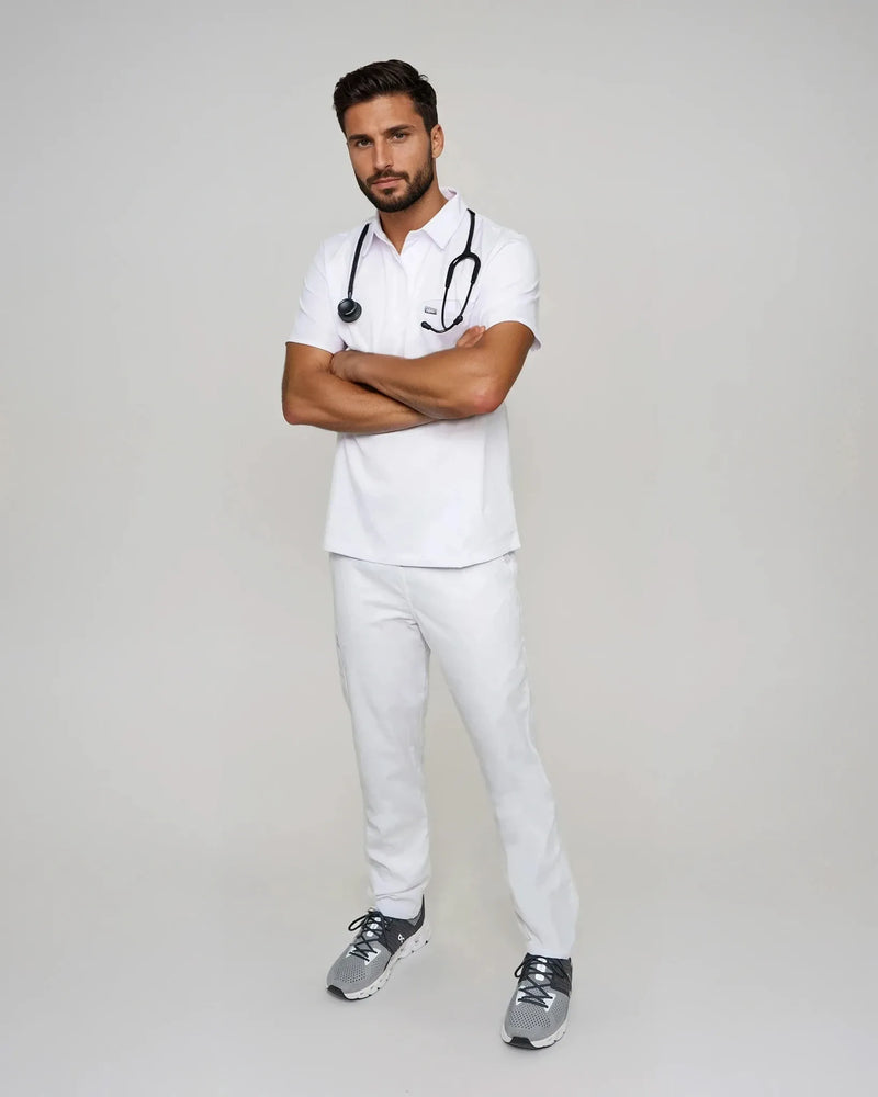 Junger Arzt mit weißem medizinischem Poloshirt und elegantem Kragen