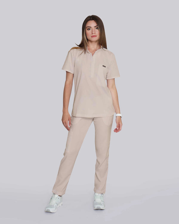 Medizinerin in stilvollem Kasack mit elegantem Kragen in beige