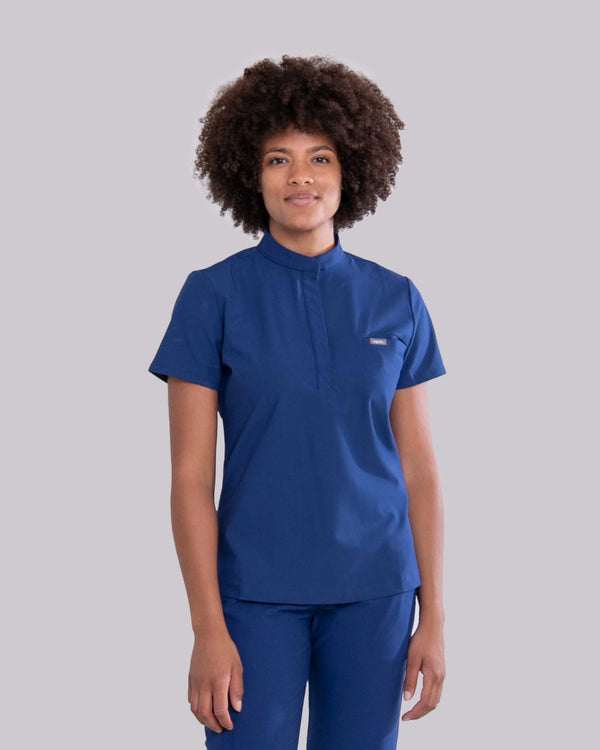 Junge Ärztin mit modernen Damenkasack in blau mit eleganten Kragen