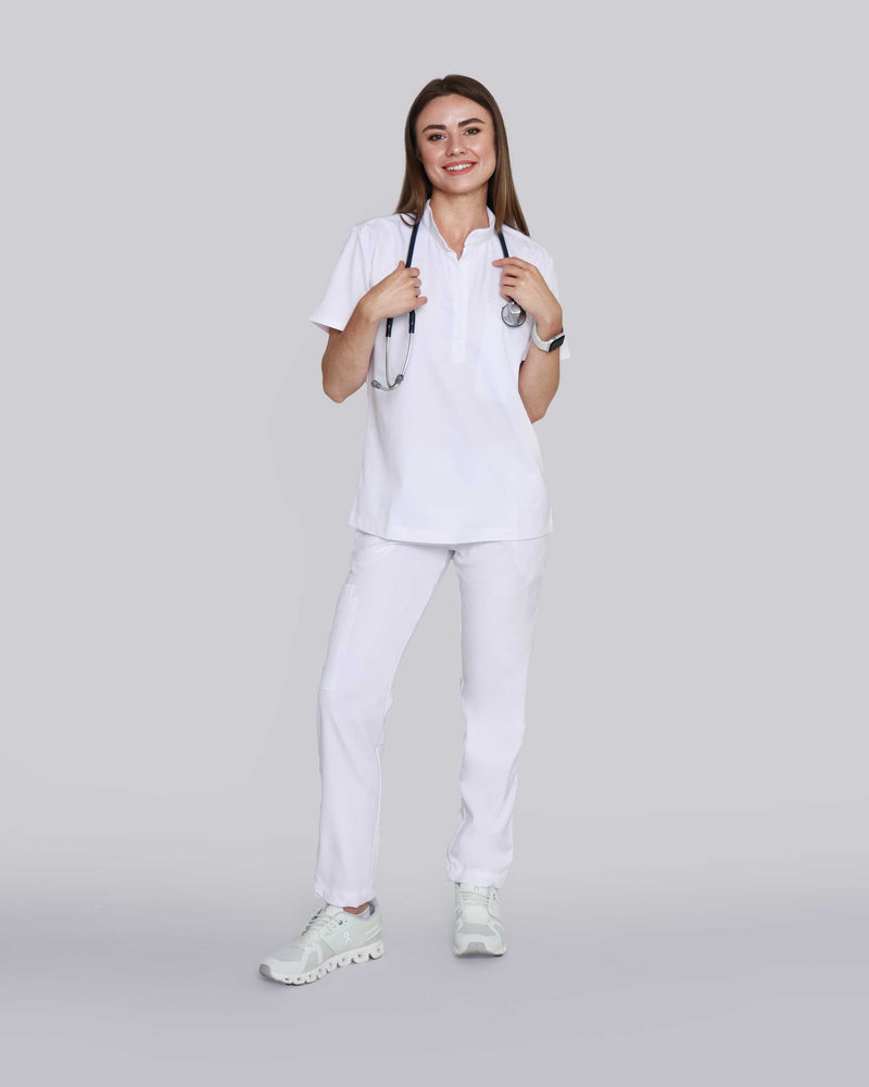 Junge Ärztin in bequemer medizinischer Arbeitskleidung in weiß