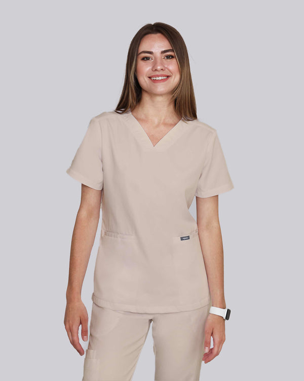 Medizinerin in stilvollem Kasack mit elegantem Kragen in beige