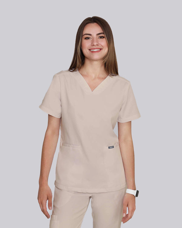 Medizinerin in stilvollem Kasack mit elegantem Kragen in beige