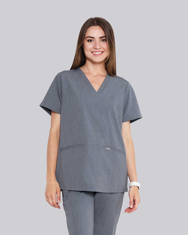 Junge Medizinerin mit modernem Damenkasack in grau mit V-Ausschnitt