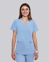 Junge Medizinerin mit modernem Damenkasack in hellblau mit V-Ausschnitt