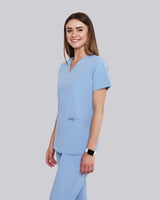 Junge Medizinerin in ihrem modernen Damenkasack in hellblau