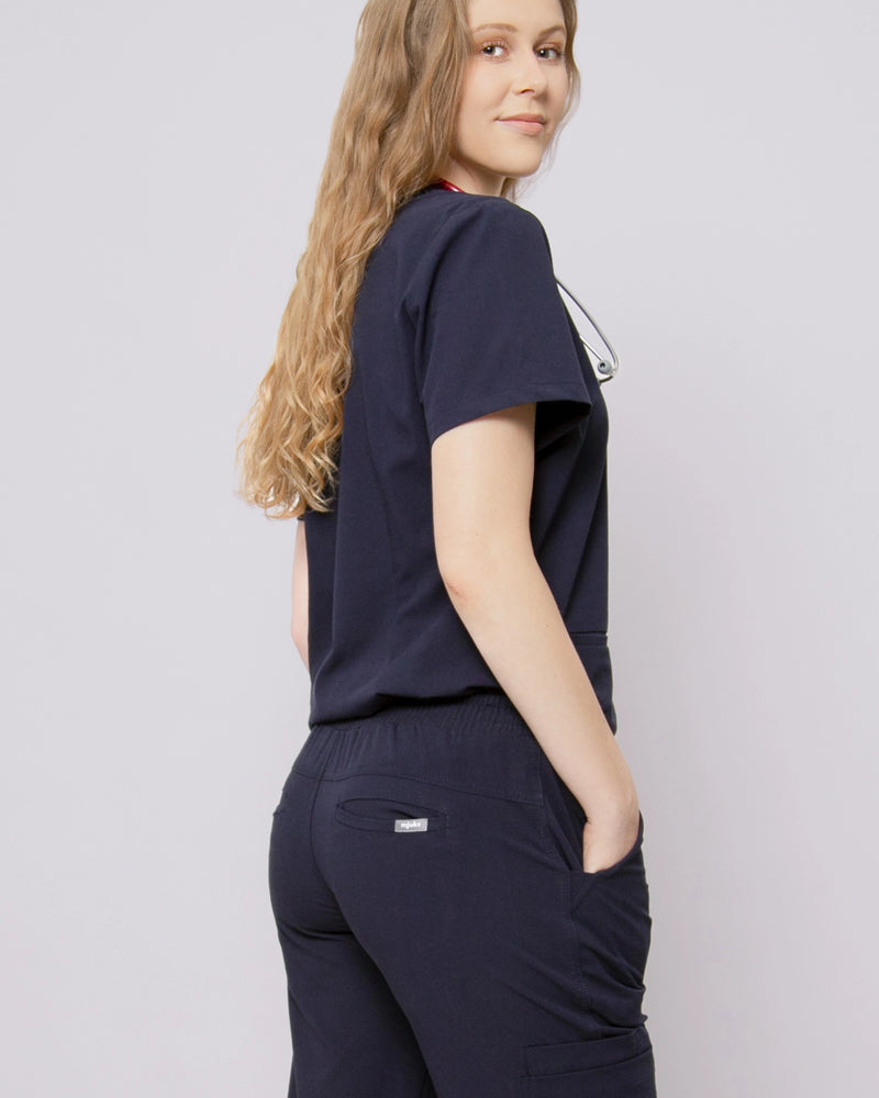 Moderne medizinische Kleidung für Frauen in kraeftigem dunkelblau