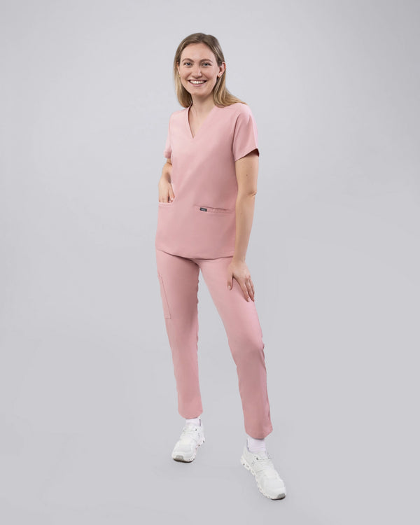 Ärztin in femininem Kasack in Rosa, ideal für den Praxisalltag