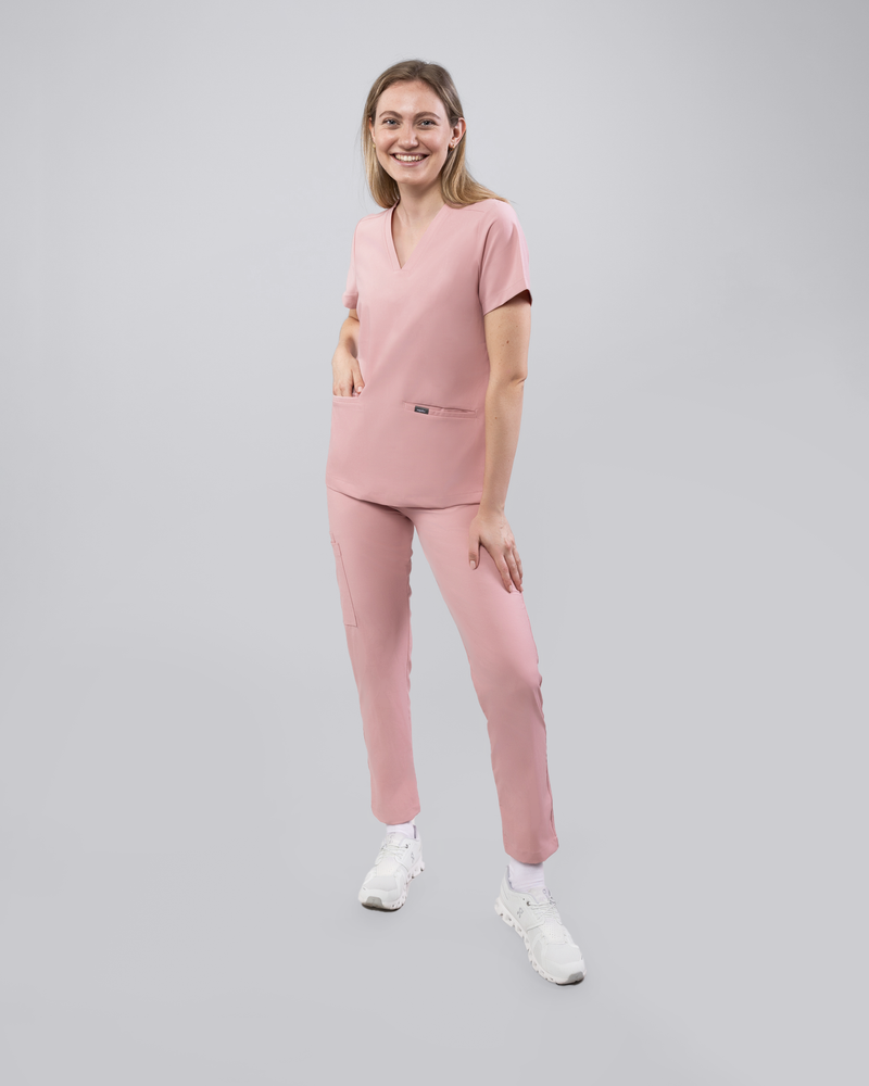 Ärztin in femininem Kasack in Rosa, ideal für den Praxisalltag