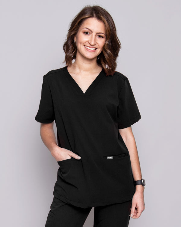 Junge Medizinerin mit modernem Damenkasack in schwarz mit V-Ausschnitt