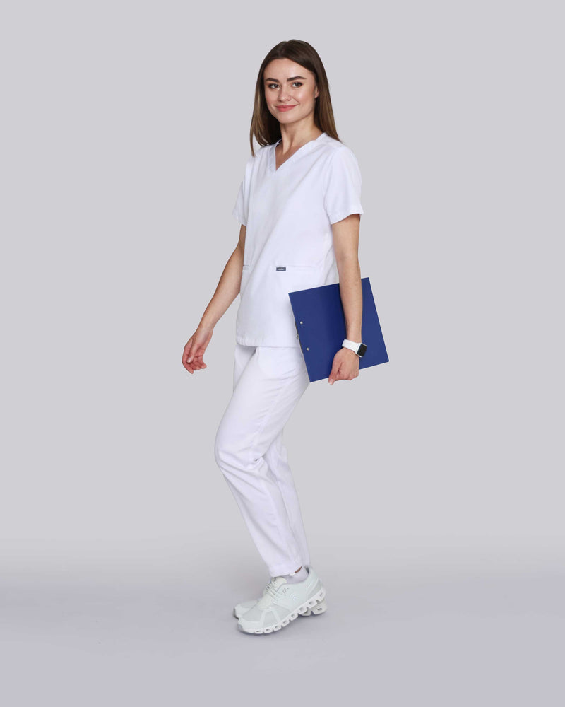 Junge Medizinerin mit moderner medizinischer Arbeitskleidung in weiß mit V-Ausschnitt