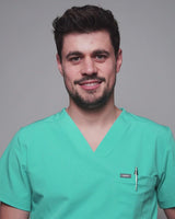 Junger Arzt in moderner und bequemer medizinischer Berufsbekleidung in türkis