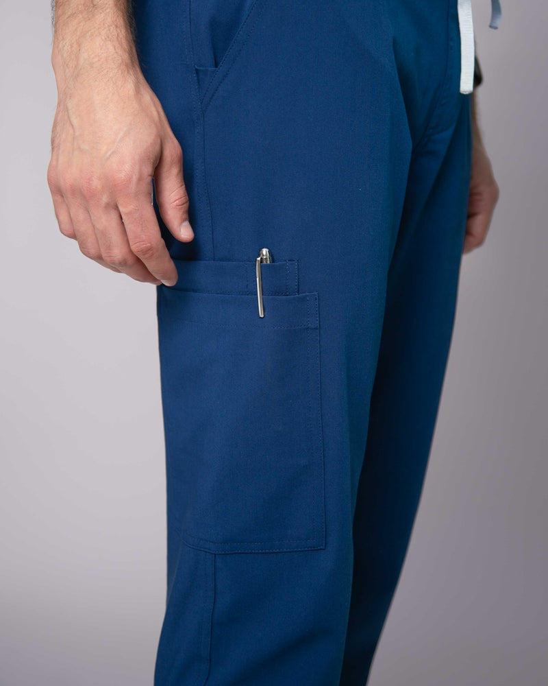 Arzt in bequemer blauer Hose mit extra tiefen Seitentaschen 