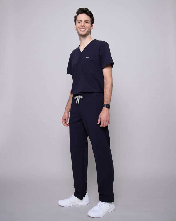 Arzt in moderner medizinischer Berufsbekleidung in dunkelblau