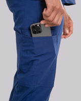 Medizinische Damenhose in blau mit praktischen und extra tiefen Seitentaschen