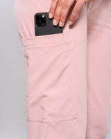 Medizinische Damenhose in rosa mit praktischen und extra tiefen Seitentaschen