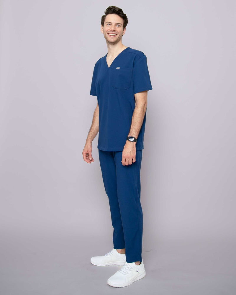 Junger Arzt in bequemer mediznischer Arbeitskleidung in blau