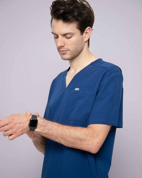 Junger Arzt mit dünnen Herrenkasack mit praktischer Fronttasche in blau und Apple Watch