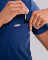 Junge Ärztin in dünnen Kasack in blau mit praktischen Fronttaschen