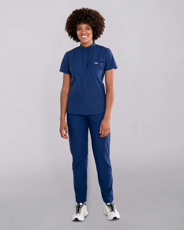 Junge Ärztin in bequemer medizinischer Arbeitskleidung in blau