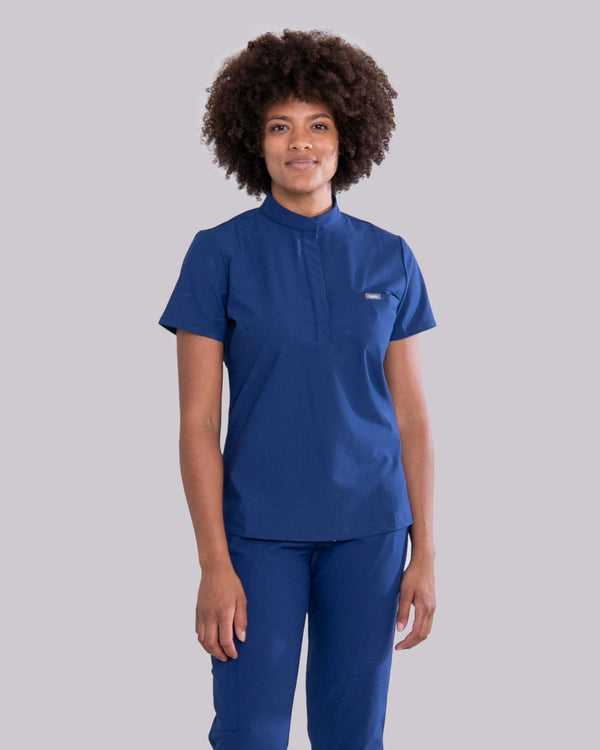 Junge Ärztin mit modernen Damenkasack in blau mit eleganten Kragen