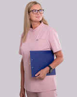 Ärztin in rosa Damenkasack mit elegantem Kragen und praktischer Brusttasche