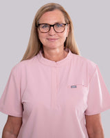 Ärztin mit Brille in rosa Damenkasack mit hohem Kragen 