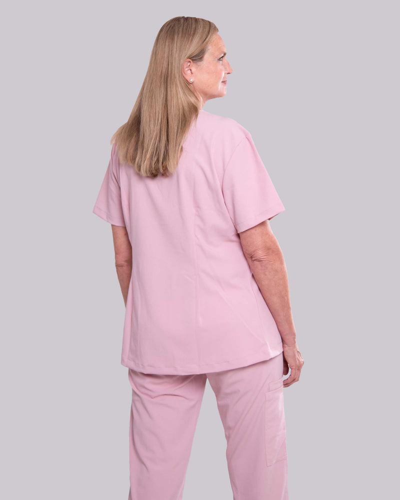 Ärztin von hinten in bequemer rosa medizinischer Arbeitskleidung