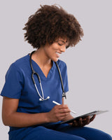 Junge Ärztin in leichter medizinischer Berufsbekleidung in blau mit Stethoskop