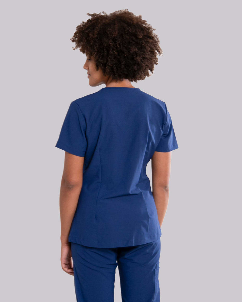 Junge Ärztin von hinten in blauer medizinischer Arbeitskleidung