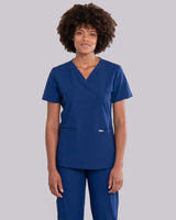 Junge Ärztin mit modernen und leichten Damenkasack in blau mit V-Ausschnitt