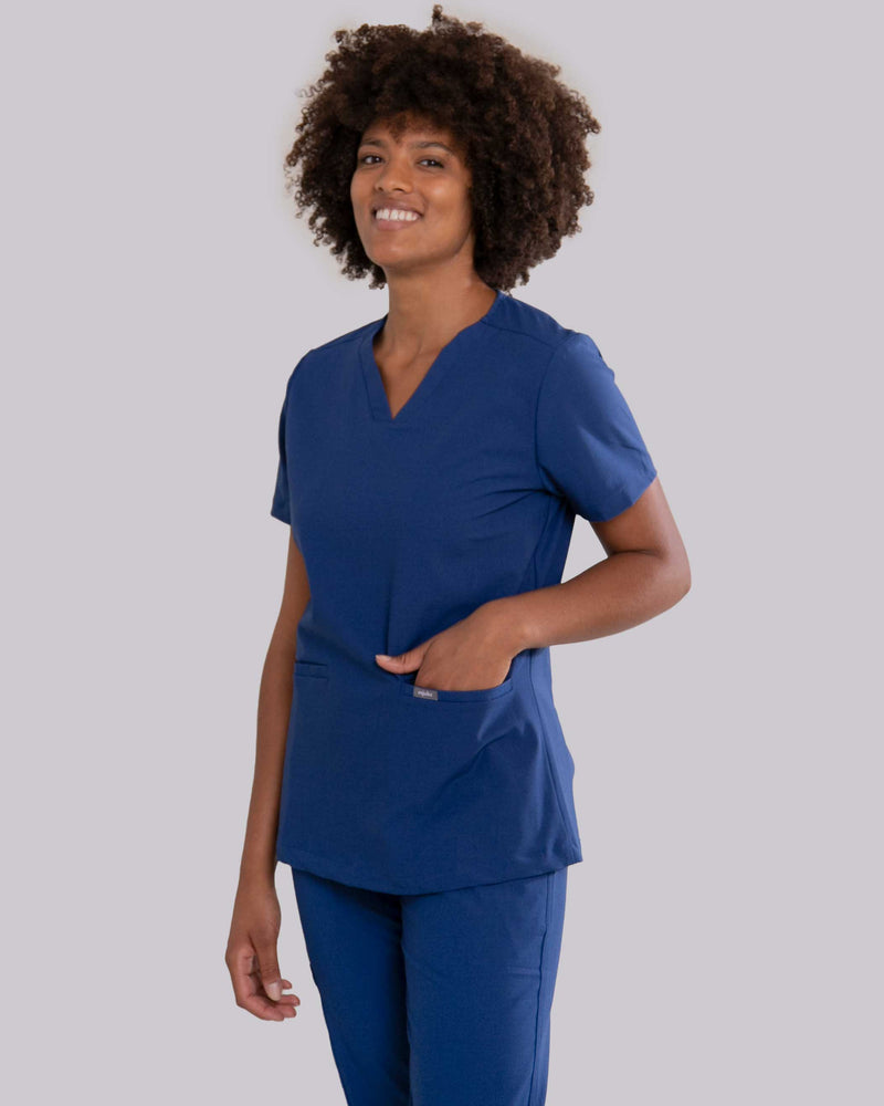 Junge Ärztin mit modernen Damenkasack in blau mit V-Ausschnitt