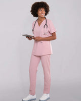 Junge Ärztin in moderner rosa medizinischer Arbeitskleidung mit praktischen Features